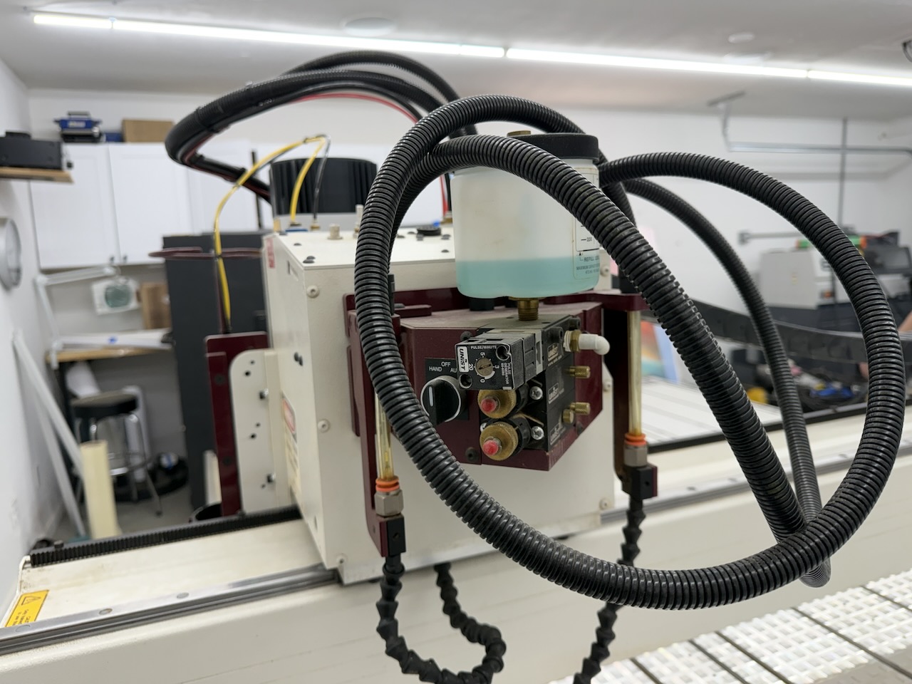 Unist mist lubrication system with dual coolant nozzles