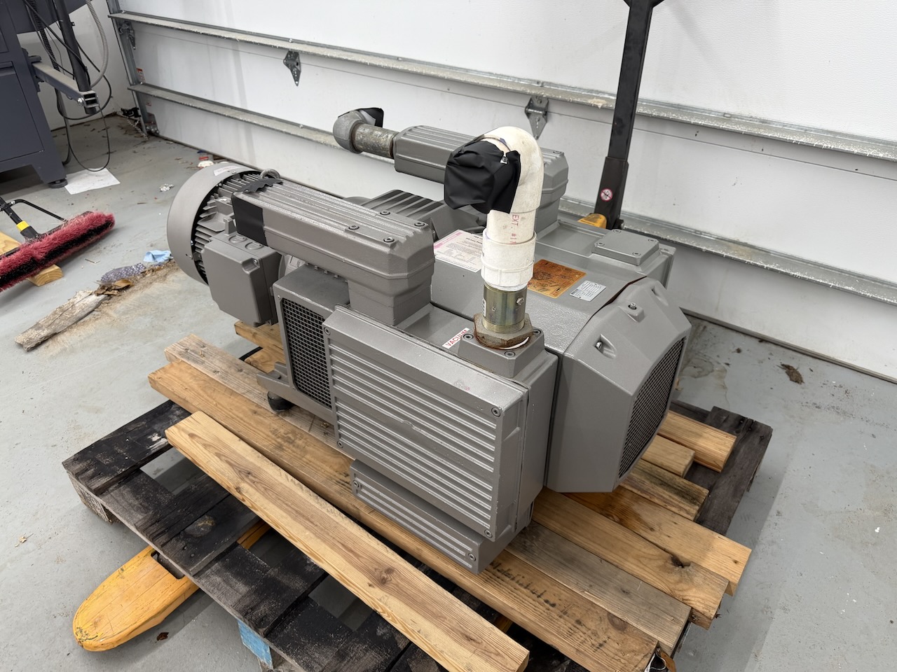 Becker VTLF 250SK vacuum pump on pallet