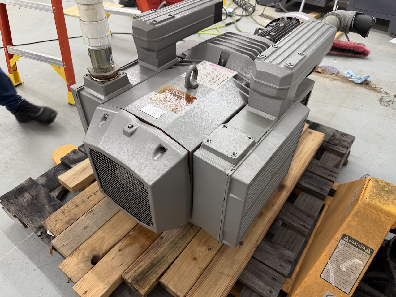 Becker vacuum pump — inlet and exhaust side