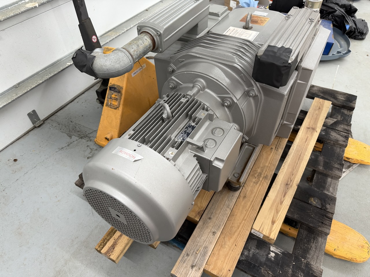Becker vacuum pump drive motor